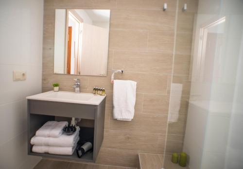 Ona Suites Salou tesisinde bir banyo