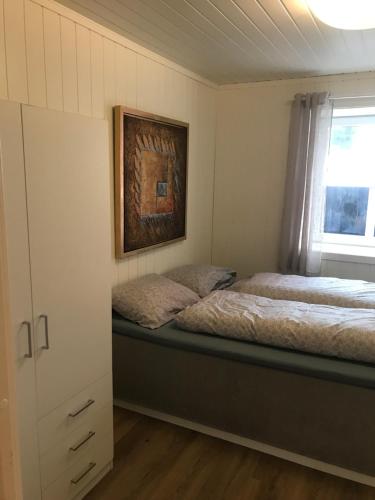 ein Schlafzimmer mit 2 Betten und einem Wandgemälde in der Unterkunft Notodden Sentrum Apartment NO 1 in Notodden