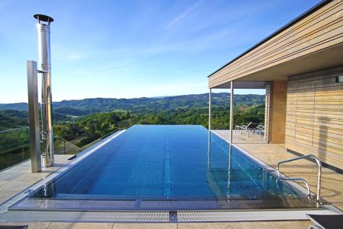 Swimming pool sa o malapit sa Mahorko Wein Wellness Wasserbüffel