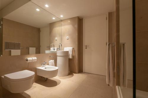 Un baño de Troia Residence by The Editory - Apartamentos Marina