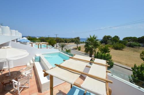 Swimming pool sa o malapit sa Kathara Bay Apartments