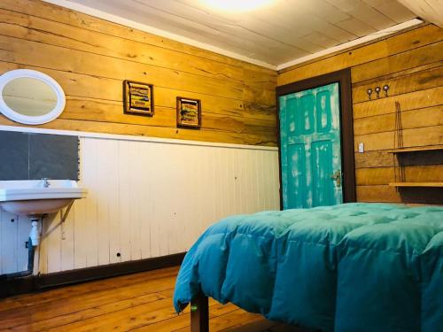 baño con lavabo y 1 cama en una habitación en Casa Apel Hostel en Puerto Varas