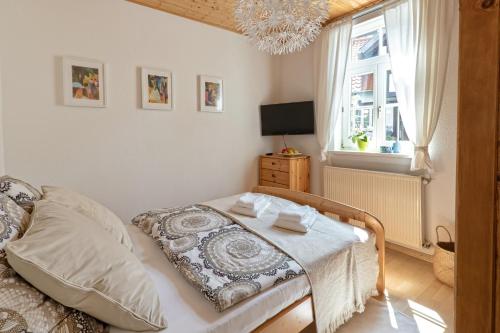 1 dormitorio con cama y ventana en An der Gose - Gästezimmer & Appartement en Goslar