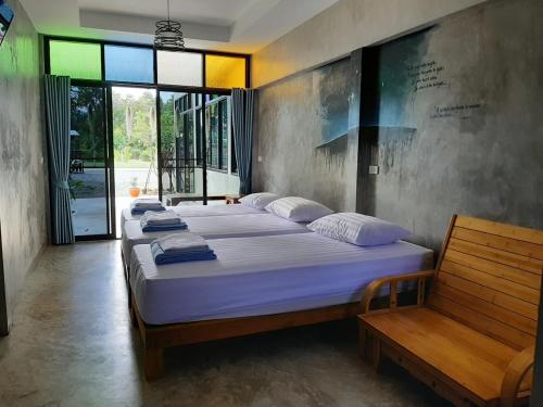 Tempat tidur dalam kamar di Baan Rabiangdao UthaiThani