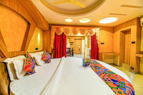 سرير أو أسرّة في غرفة في FabHotel Palash Residency Ranchi Railway Station