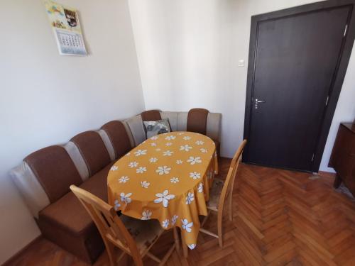 A seating area at Mountain view apartment