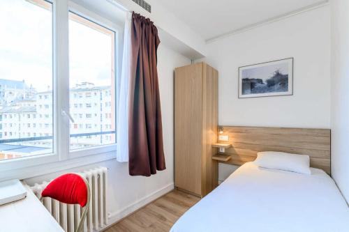 سرير أو أسرّة في غرفة في Comfort Hotel Rouen Alba