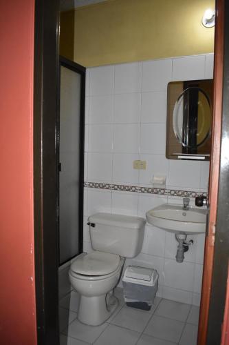 La salle de bains est pourvue de toilettes et d'un lavabo. dans l'établissement LA POSADA DEL VIAJERO, à Ibagué