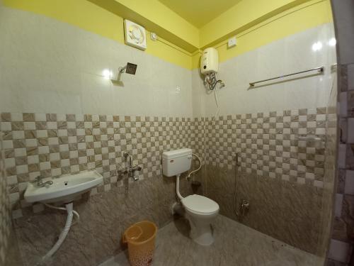 y baño con aseo y lavamanos. en VEERAS HOME STAY en Port Blair