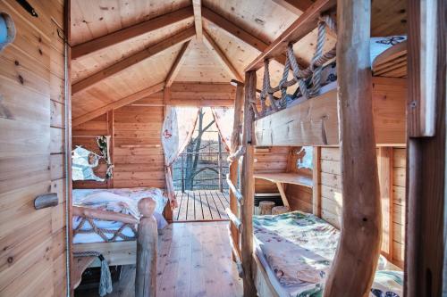 um quarto num chalé com uma cama em Treehouse Křemílek em Jesenice