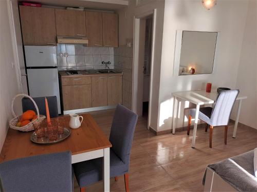 uma cozinha e sala de jantar com mesa e cadeiras em Studio apartman Ana em Gradac