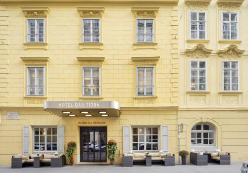 un edificio amarillo con un cartel que lee Hotel los Lion en Boutique Hotel Das Tigra, en Viena