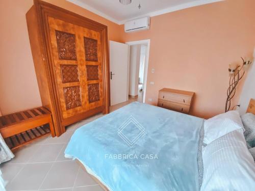 سرير أو أسرّة في غرفة في Beautiful 1 bedroom apartment