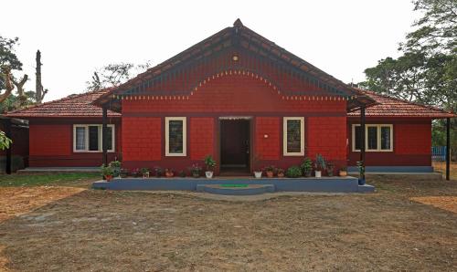 uma casa vermelha com um telhado vermelho em Itsy Hotels Allaranda Homestay With Valley View em Madikeri