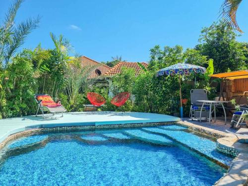 Piscina a Tina's Living Paradise - Guesthouses with private pool o a prop