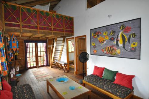 uma sala de estar com um sofá e uma mesa em Castara Villas em Castara