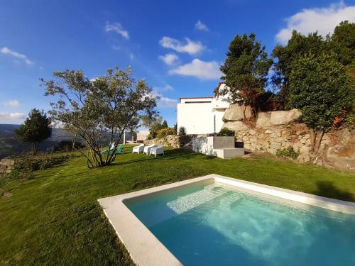 المسبح في Casa em Resende com Vista Para o Rio Douro أو بالجوار