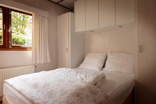 A bed or beds in a room at Huisje Mooijweer