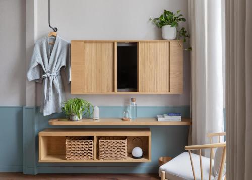 Una cocina o kitchenette en Inhabit Queen's Gardens, a Member of Design Hotels