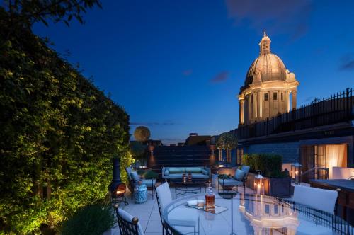 un patio en la azotea con un edificio de fondo en Rosewood London en Londres