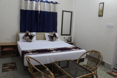 1 dormitorio con cama y cortina azul en Corporate Guest House en Ranchi