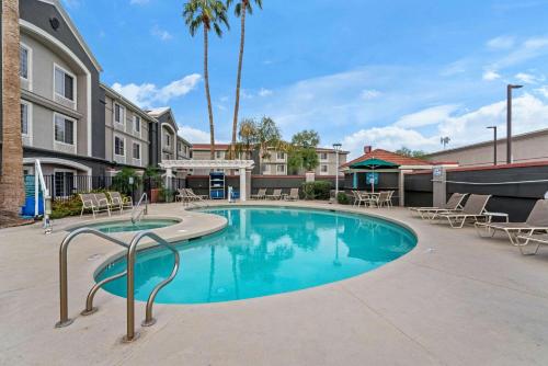 Piscina de la sau aproape de La Quinta by Wyndham Phoenix Scottsdale