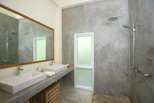 Overthemoon Luxury Pool Villas tesisinde bir banyo