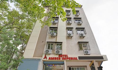 un grand bâtiment avec climatisation dans l'établissement Treebo Amber Imperial, à Mumbai