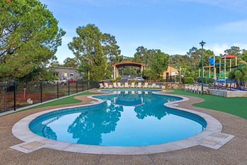 una piscina in un parco con parco giochi di Discovery Parks - Dubbo a Dubbo