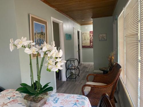 Een zitgedeelte bij Boutique Hotel- Option 1 MAIN HOUSE ONLY Option 2 COTTAGE ONLY Option 3 HOUSE PLUS COTTAGE Great For Large Groups and Special Events!! Fenced Backyard Private Patio Areas Grill Firepit Plenty Parking! Quick Access 10 Min to Beach Airport Delray West Palm