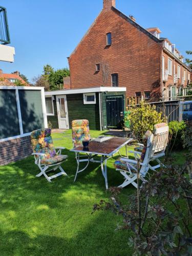 Vrt ispred objekta Cozy Garden House kijkduin Beach