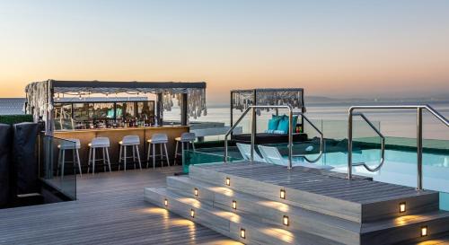 un bar su una terrazza accanto alla piscina di O' Two Hotel a Città del Capo