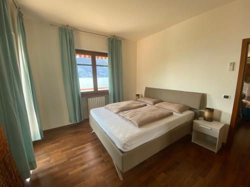 - une chambre avec un lit et une fenêtre dans l'établissement Villa Pifferi, à Malcesine