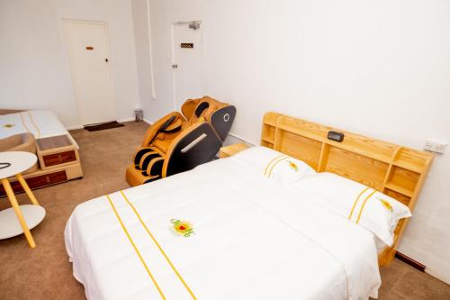 Un dormitorio con una cama con una funda de guitarra. en Hearty Center Motel, en Katoomba