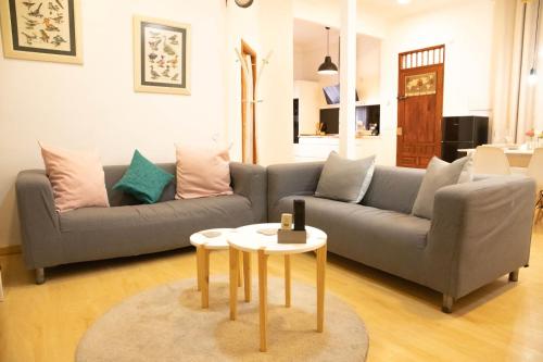 a living room with a couch and a table at El Hidalgo in Almagro