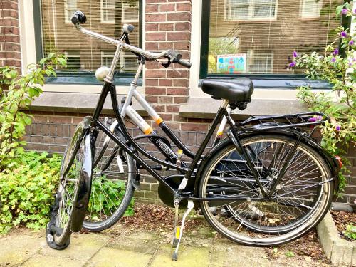 uma bicicleta preta estacionada em frente a uma casa em Rooftop View em Utrecht