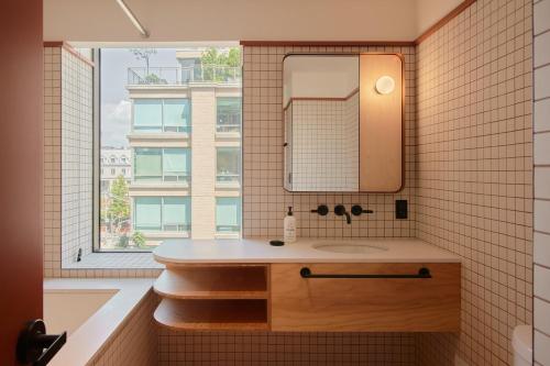 Ace Hotel Toronto tesisinde bir banyo