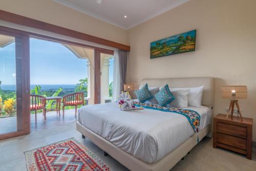 1 dormitorio con 1 cama y vistas al océano en Villa Mata Hari en Panji