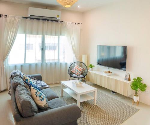 En TV eller et underholdningssystem på 100sqm 2 bed apartment Sukhothai City