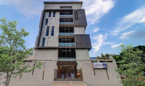 un grand bâtiment avec un panneau devant lui dans l'établissement Treebo Grand Milan, à Visakhapatnam