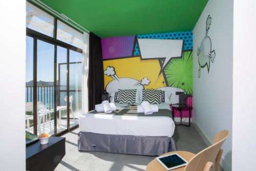 Llit o llits en una habitació de Casual Pop Art Benidorm