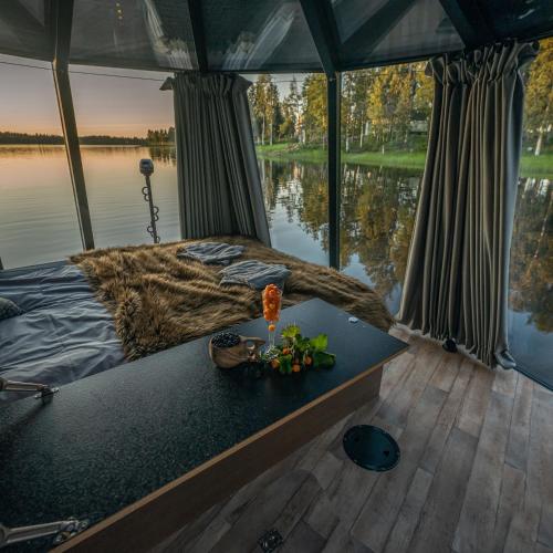 Aurora Igloo with private hot tub by Invisible Forest Lodge