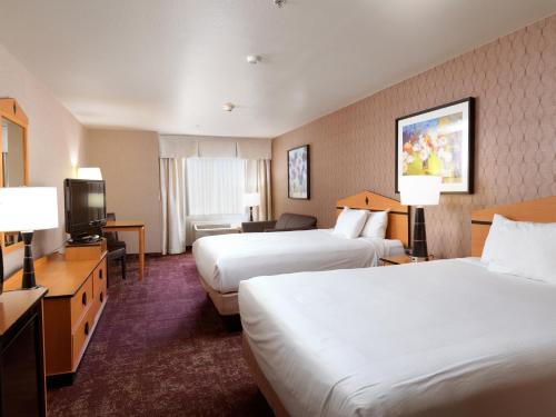 Tempat tidur dalam kamar di Crystal Inn Hotel & Suites - West Valley City