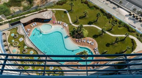 uma vista aérea de uma piscina num resort em Luxury 2 Room Suite Apartment With Seaview In Center em Istambul