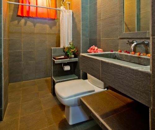 A bathroom at Acacia Tree Garden Hotel