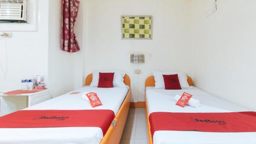 Posteľ alebo postele v izbe v ubytovaní RedDoorz Hostel @ St. Paul Village LapuLapu