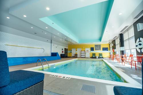 uma piscina num quarto de hotel com cadeiras à volta em Tru By Hilton Yarmouth, Ns em Yarmouth