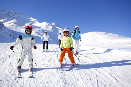 Skidåkning vid eller i närheten av denna chalet