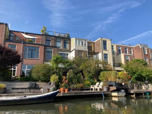 um barco sentado na água em frente aos edifícios em Rooftop View em Utrecht