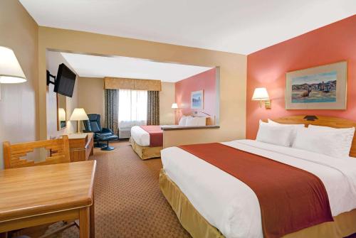 Кровать или кровати в номере Days Inn & Suites by Wyndham Airport Albuquerque